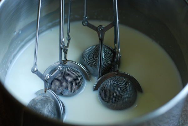 steeping irish breakfast tea in warm milk