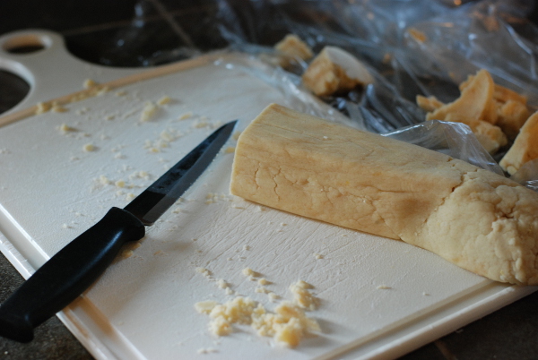 Slicing Heidesand cookies