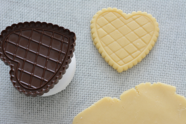 cookie cutter butter cookies. Choco Leibniz and Petit écolier don't have to be just a special treat. Make these impressive butter cookies with molded chocolate at home!