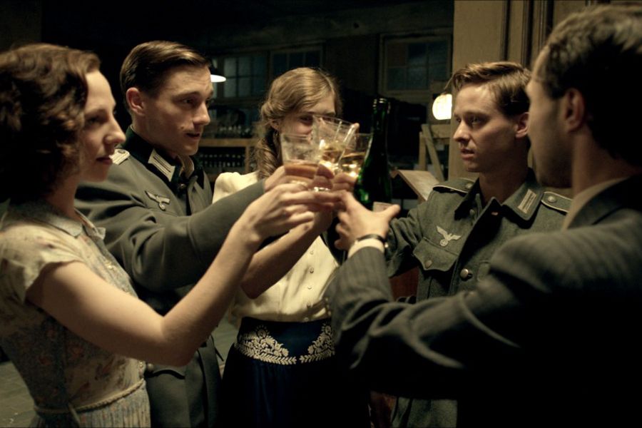 Learn German with film. Actor Tom Schilling in Generation War.