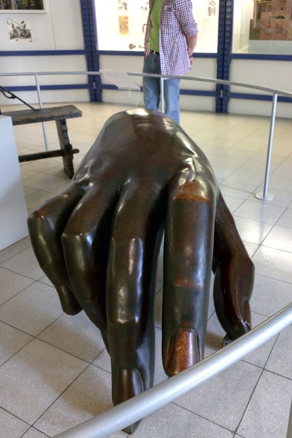 The Deutsches Museum exhibits a cast hand of the Bavaria statue.