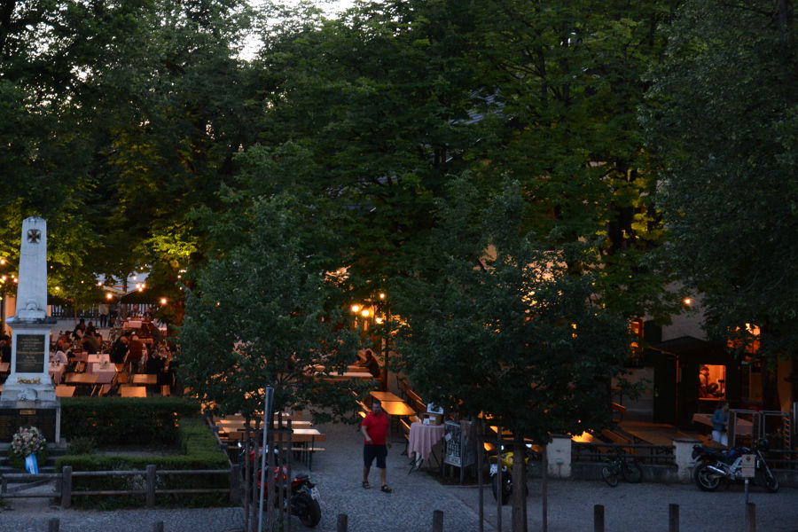 Aying Braeustueberl at night.