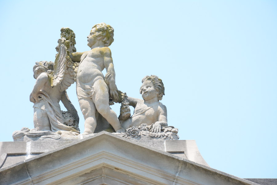 Cherubs topping the Colonnade at Nemours.