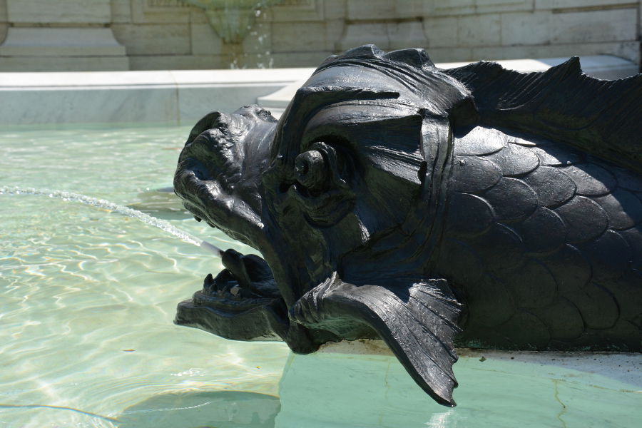 A fish water fountain at Nemours.