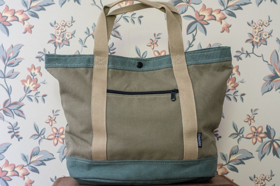 Review of the Keokee Tote Bag with travel organizer.