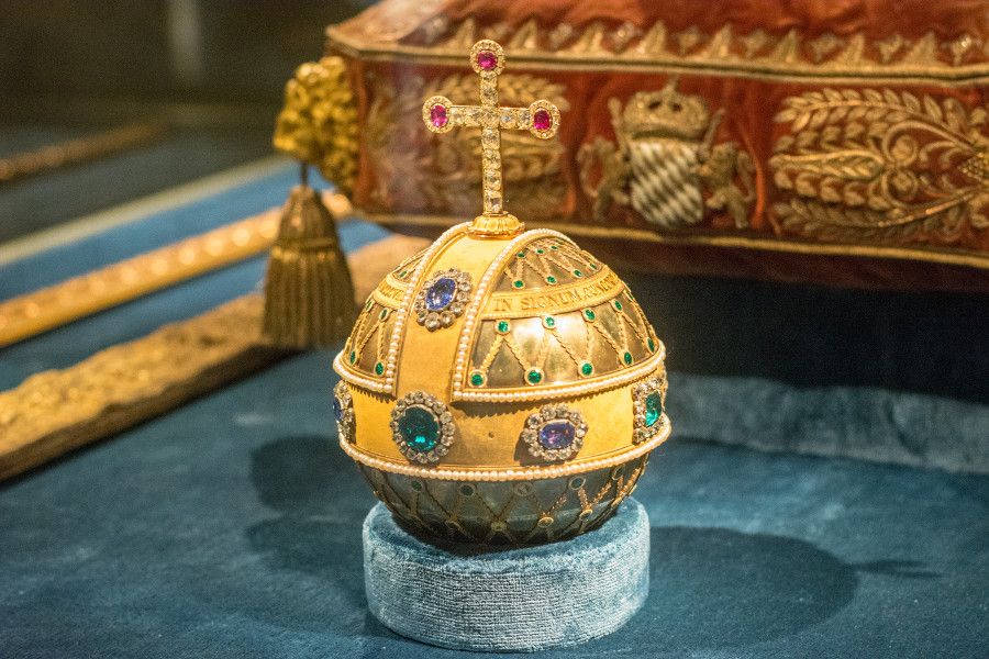 Close-up of a gold and jewel-encrusted religious object from the Munich Residenz Schatzkammer.