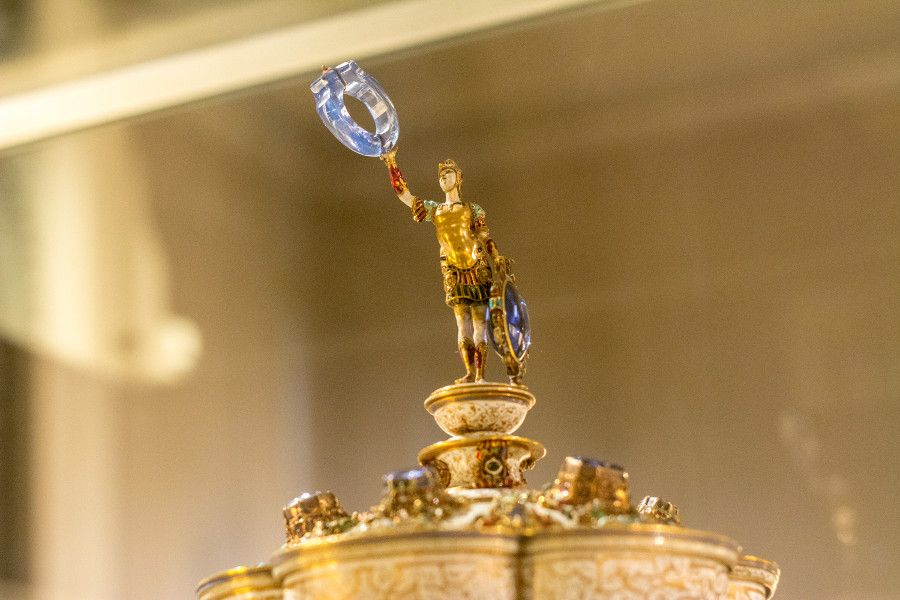 Close-up on the top of a gold and enamel object from the Munich Residenz Schatzkammer.