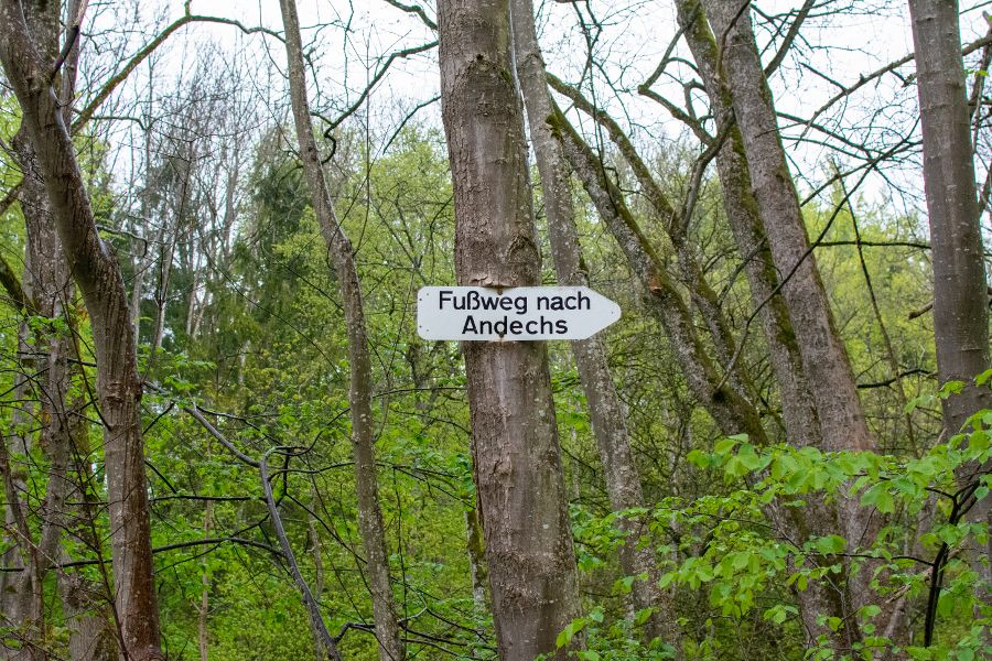 A sign marks the hiking trail to Andechs.