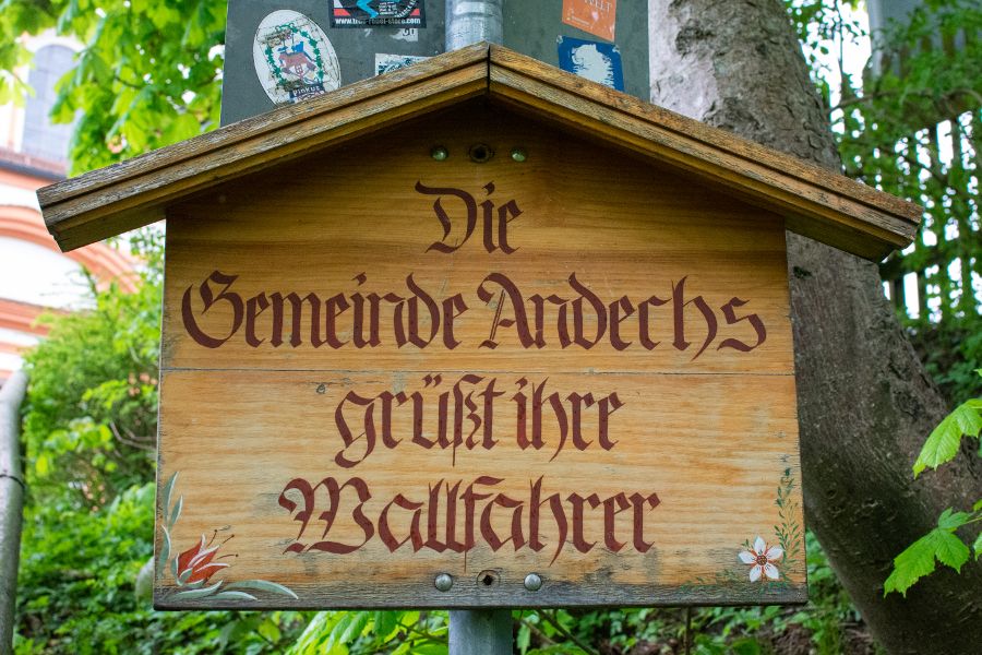 A sign states that the Andechs Parish welcomes pilgrims.