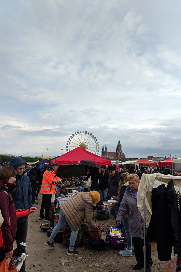 If you're looking for a good deal, the giant flea market at Munich Frühlingsfest is the largest in Bavaria.