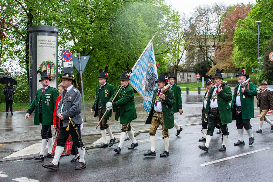 A parade through the city streets kicks off Munich Frühlingsfest.