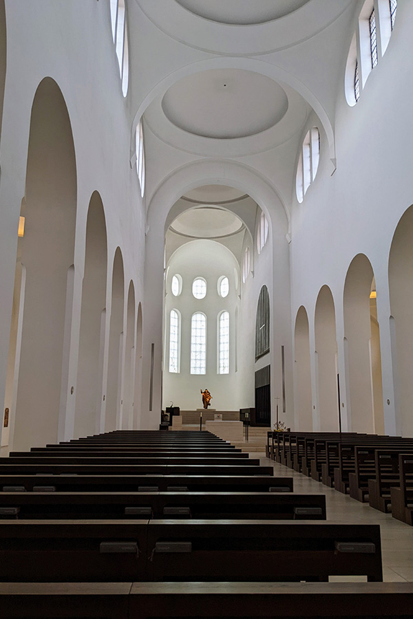 The interior of St. Moritz Church in Augsburg is minimalist and white.