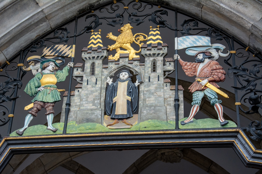 The Munich city emblem on a gate at the Neues Rathaus.