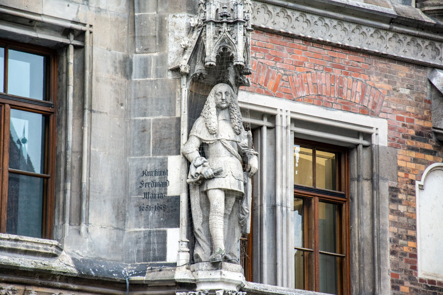 A statue of Kurfürst Ferdinand Maria on the exterior of the Munich New Town Hall.